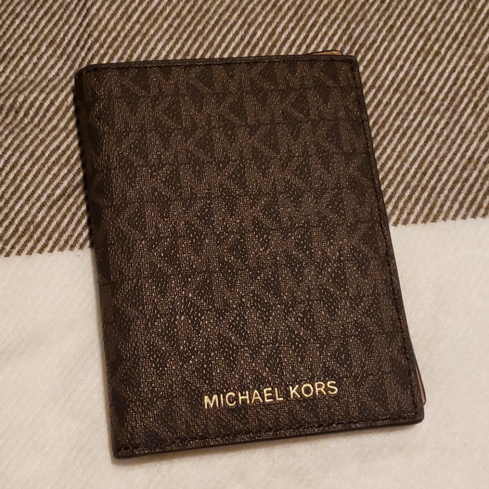 🔥 Michael Kors Passport Wallet 🔥